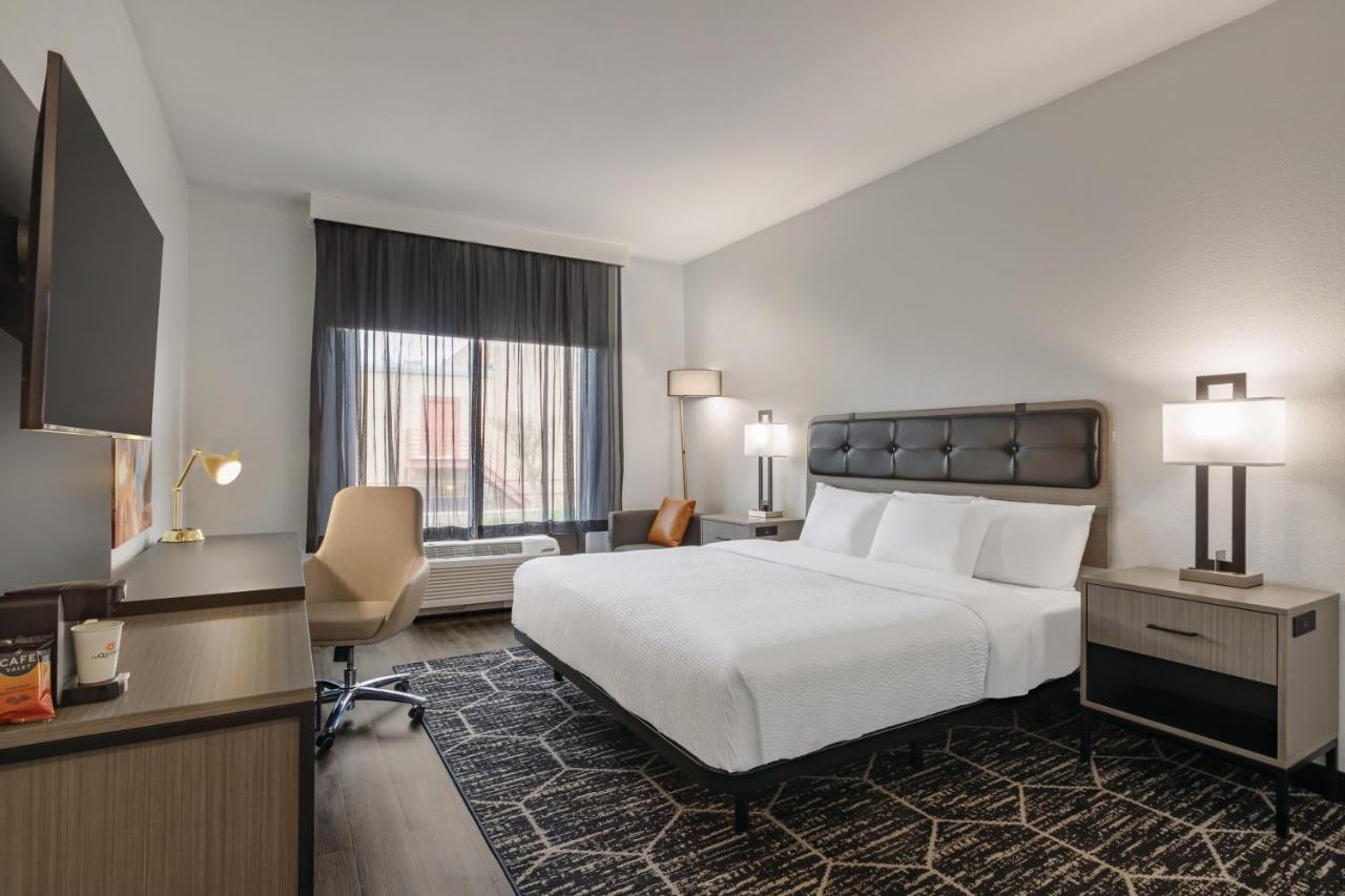 Deluxe King Room at La Quinta Inn & Suites by Wyndham Dothan