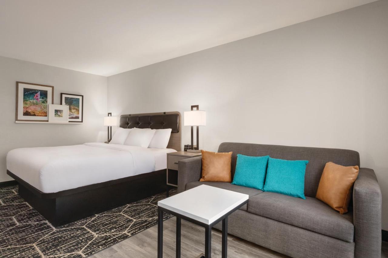 1 King Bed, Deluxe Room, Lower Floor, Non-Smoking at La Quinta Inn & Suites by Wyndham Dothan