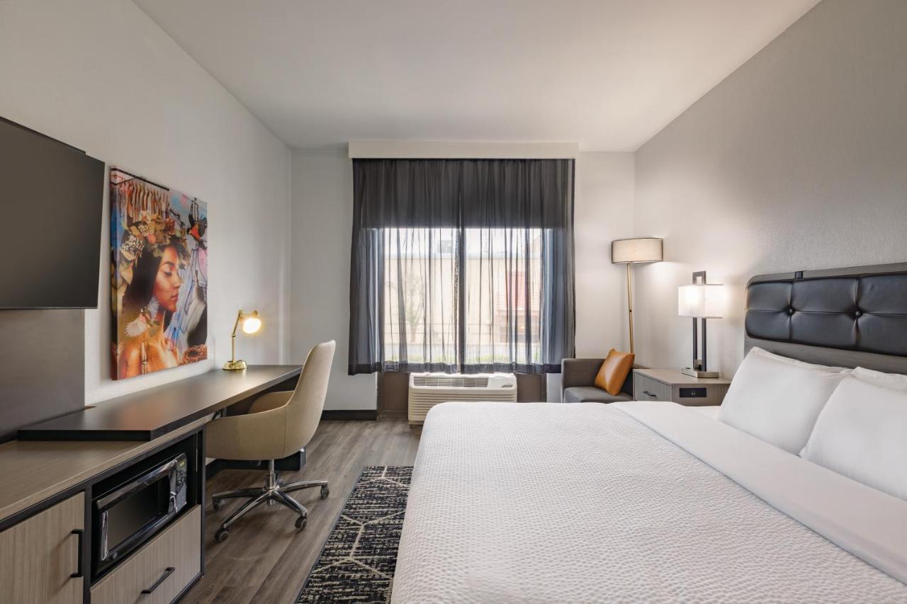 Deluxe King Room at La Quinta Inn & Suites by Wyndham Dothan