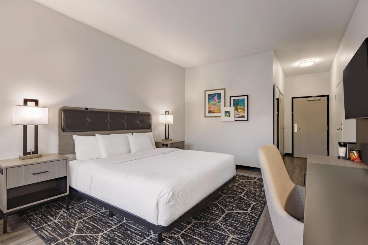 Deluxe King Room at La Quinta Inn & Suites by Wyndham Dothan
