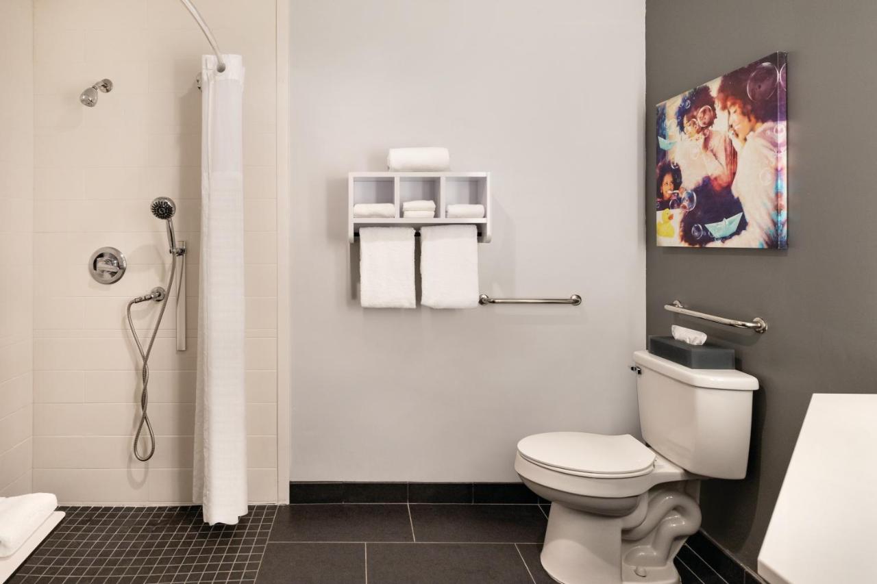 1 King Bed, Mobiltiy Accessible Room, Bathtub w/ Grab Bars, Non-Smoking at La Quinta Inn & Suites by Wyndham Dothan