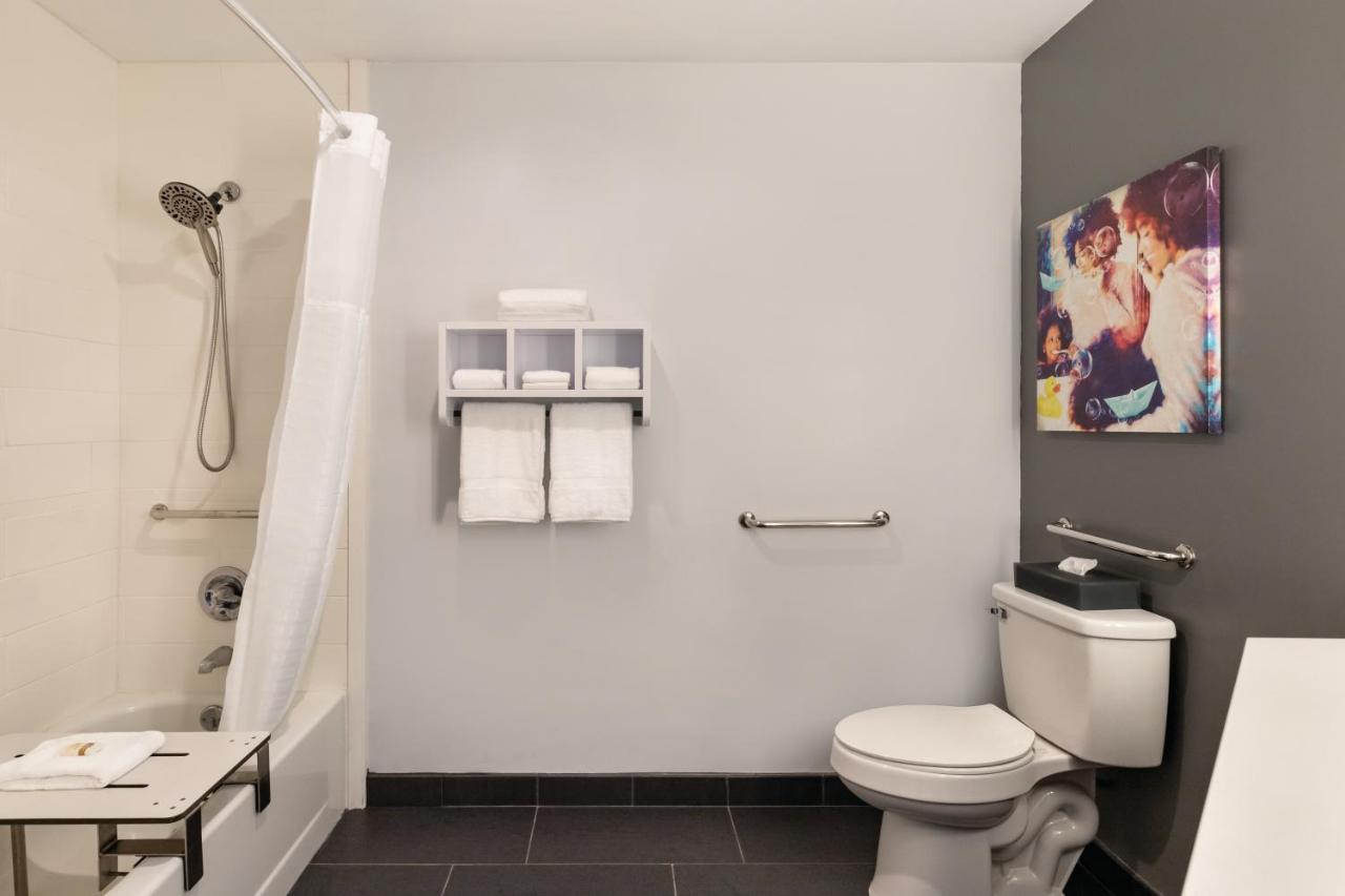1 King Bed, Mobiltiy Accessible Room, Bathtub w/ Grab Bars, Non-Smoking at La Quinta Inn & Suites by Wyndham Dothan