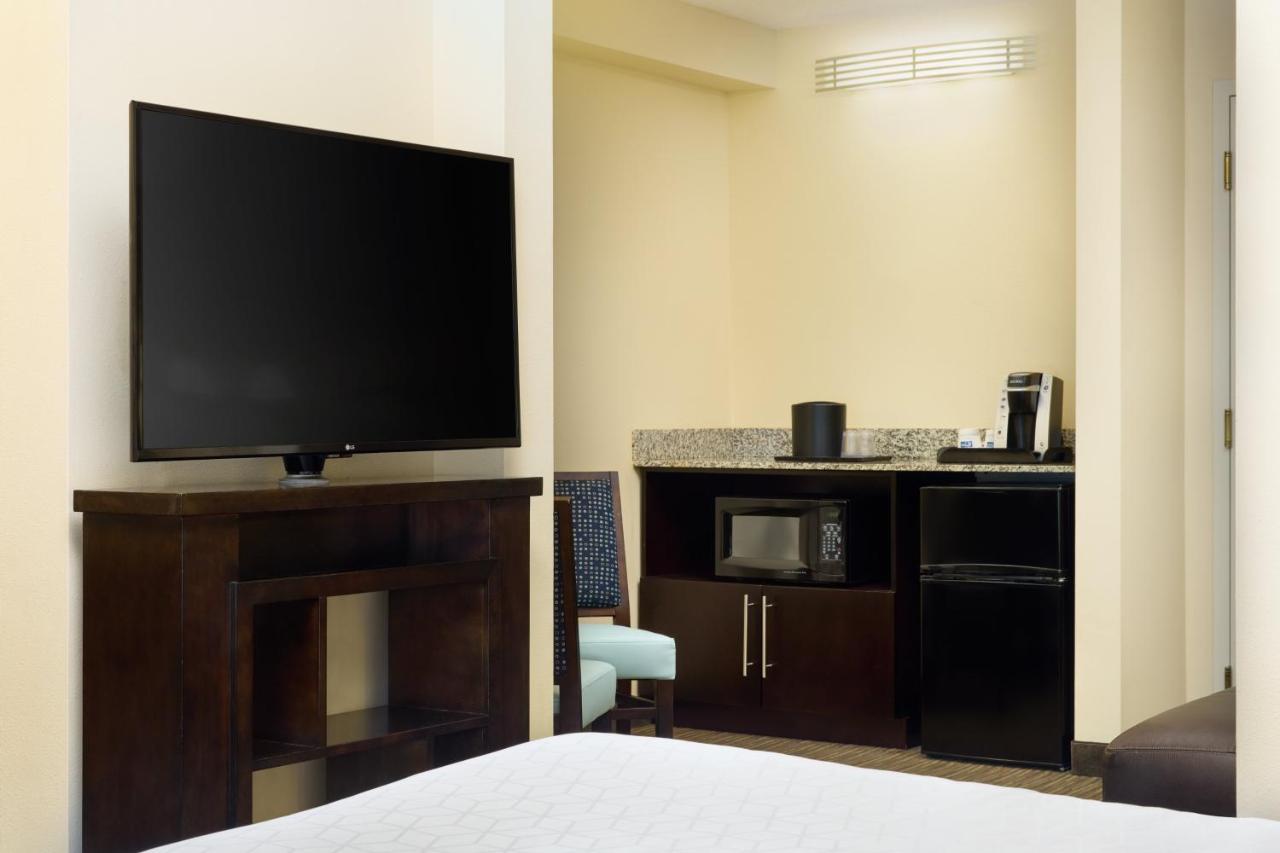 King Room - Hearing Accessible - Non-Smoking at Holiday Inn Express & Suites Alpharetta - Windward Parkway by IHG