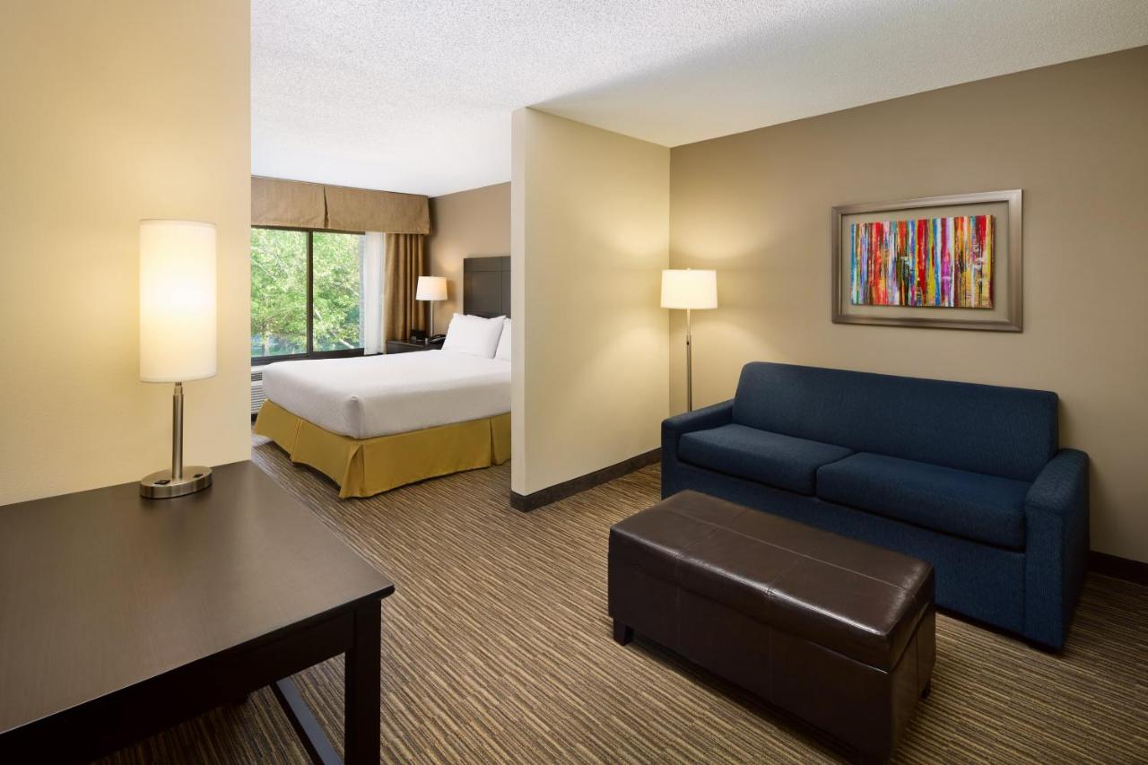 King Room - Disability Access Tub/ Non-Smoking at Holiday Inn Express & Suites Alpharetta - Windward Parkway by IHG