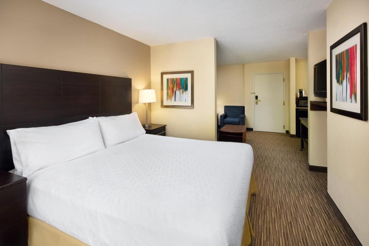 King Room - Disability Access Tub/ Non-Smoking at Holiday Inn Express & Suites Alpharetta - Windward Parkway by IHG
