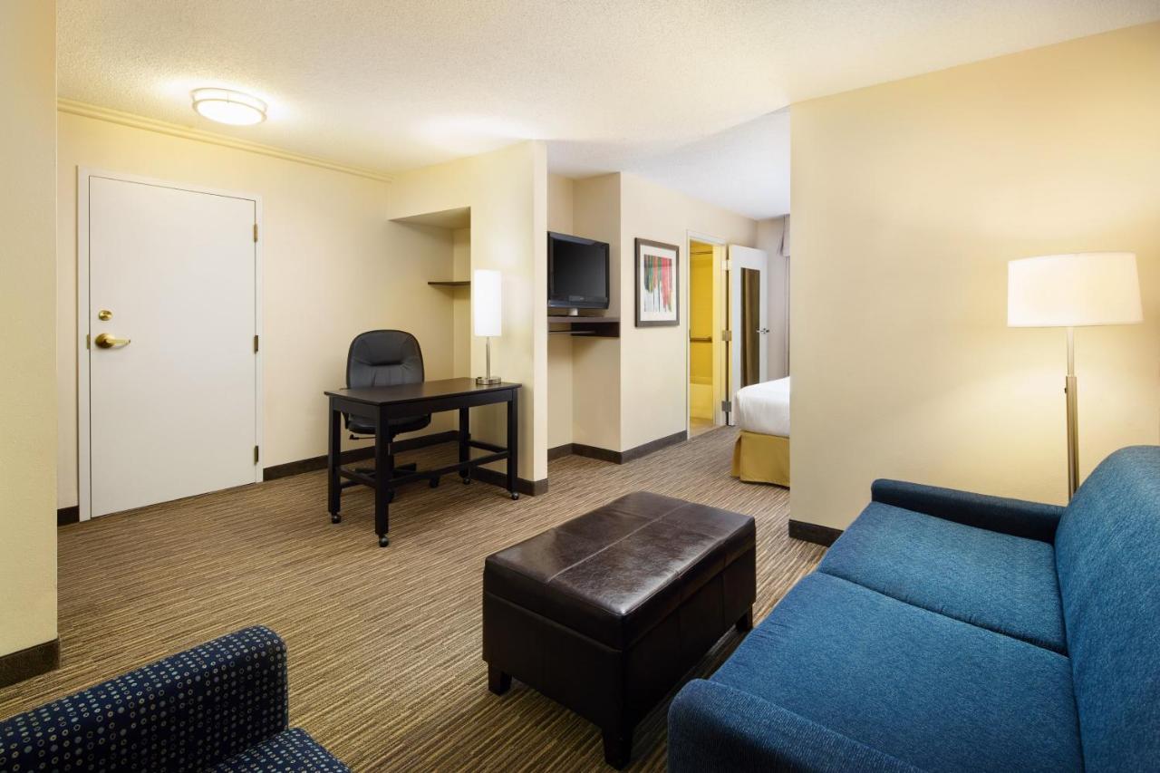 King Room - Disability Access Tub/ Non-Smoking at Holiday Inn Express & Suites Alpharetta - Windward Parkway by IHG