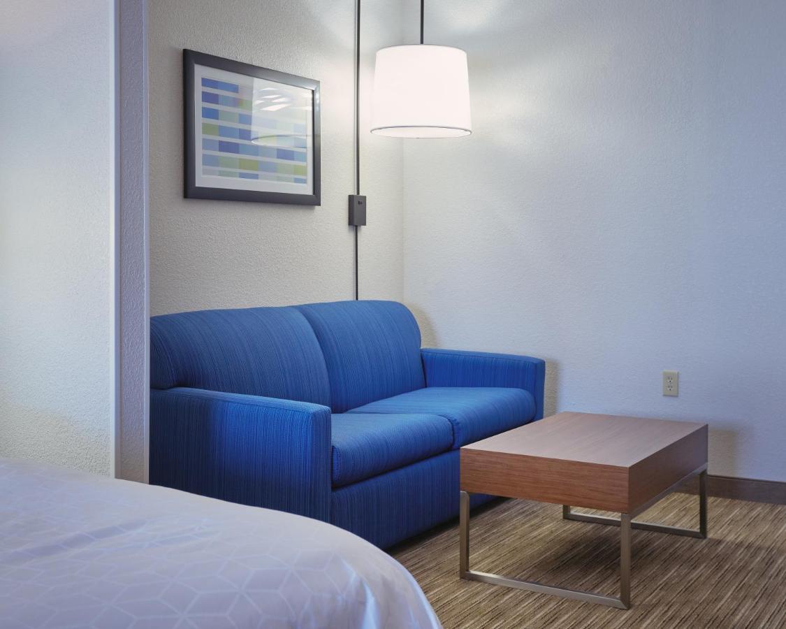 King Suite - Non-Smoking at Holiday Inn Express & Suites Akron Regional Airport Area by IHG
