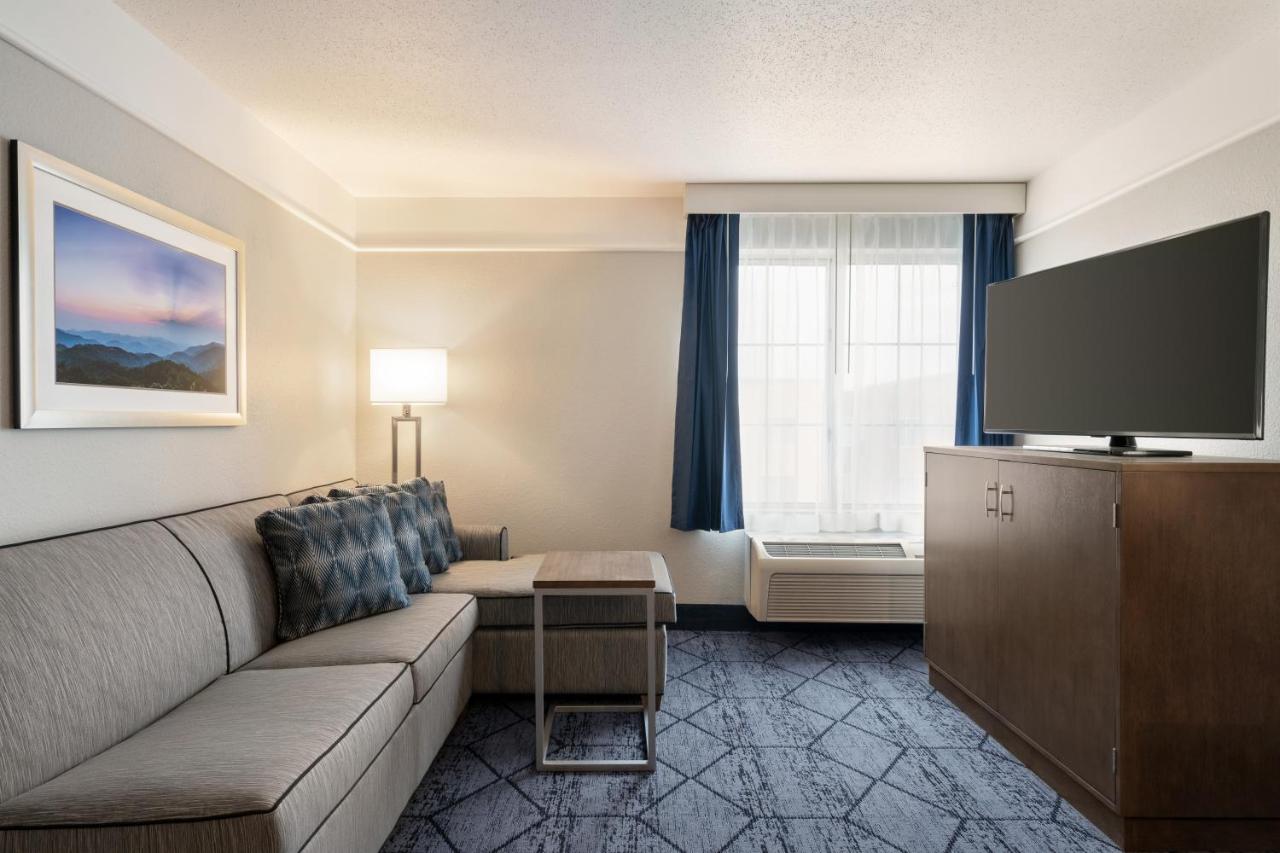 King Suite at La Quinta Inn and Suites by Wyndham at WaTiki Waterpark