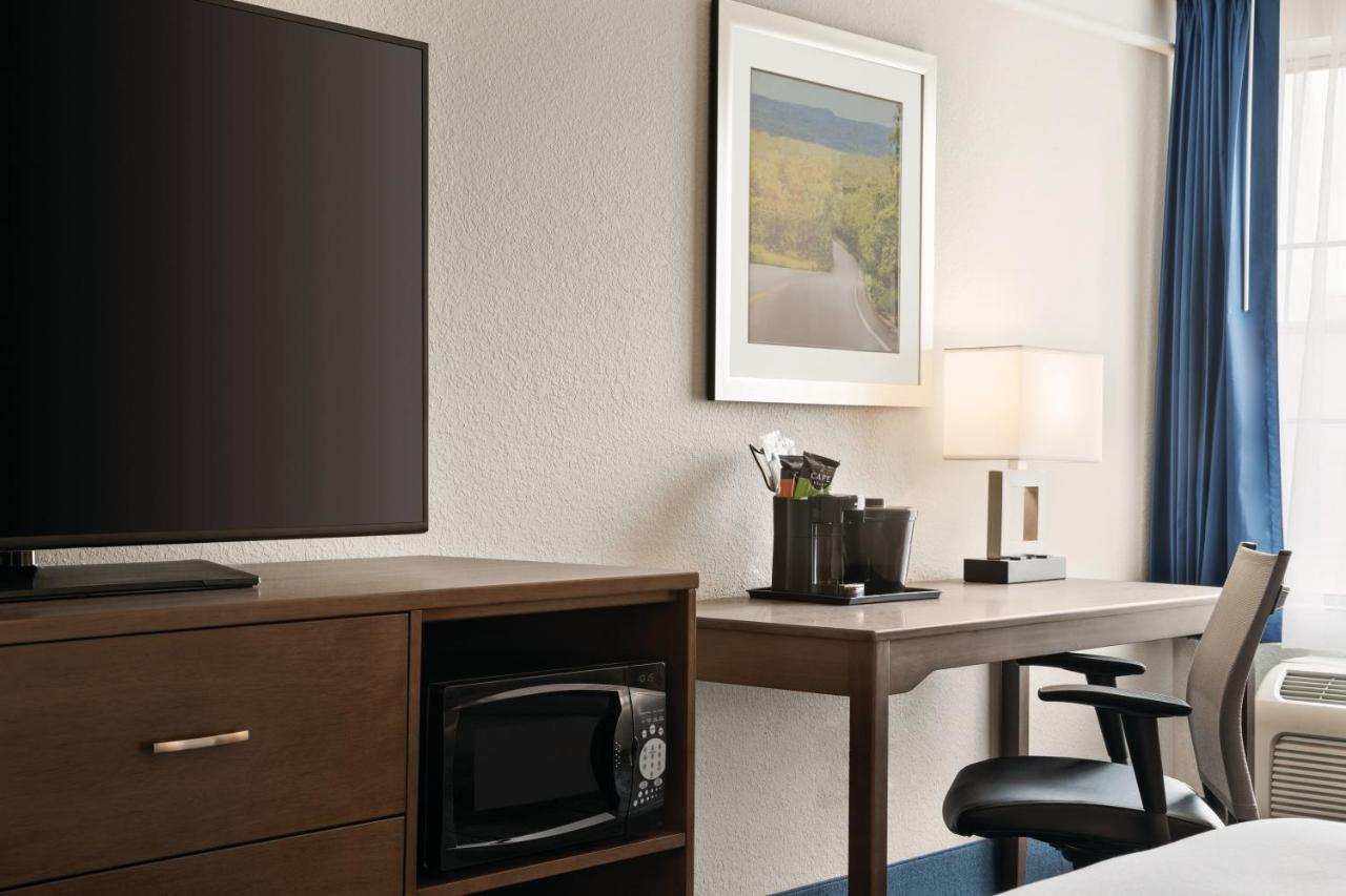 Deluxe King Room at La Quinta Inn and Suites by Wyndham at WaTiki Waterpark