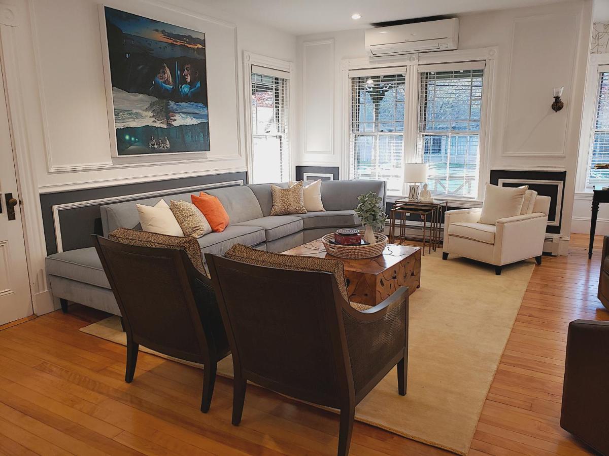 | Sand Bar Cottage Inn
