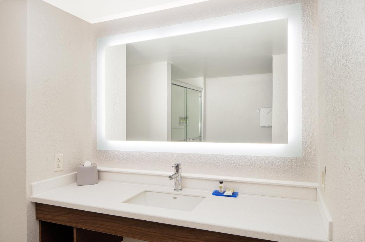King Room - Mobility Access/Non-Smoking at Holiday Inn Express Statesboro by IHG