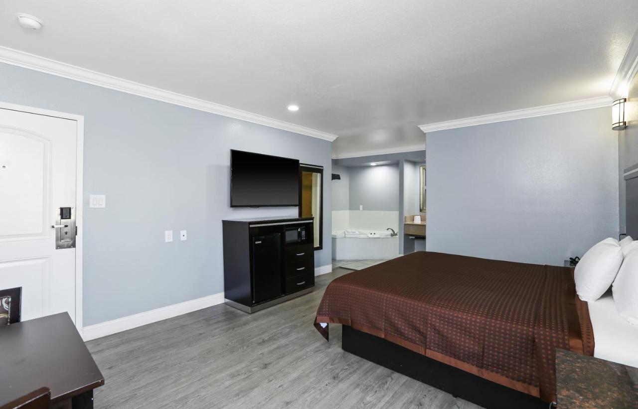 King Room with Spa Bath at 3rd Avenue Inn