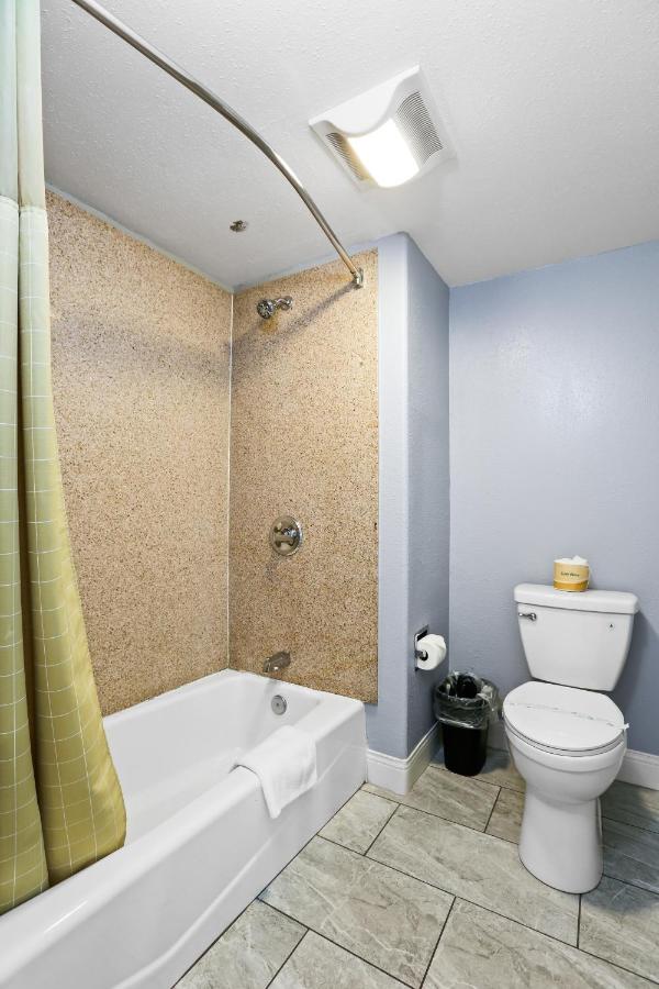 King Room with Spa Bath at 3rd Avenue Inn