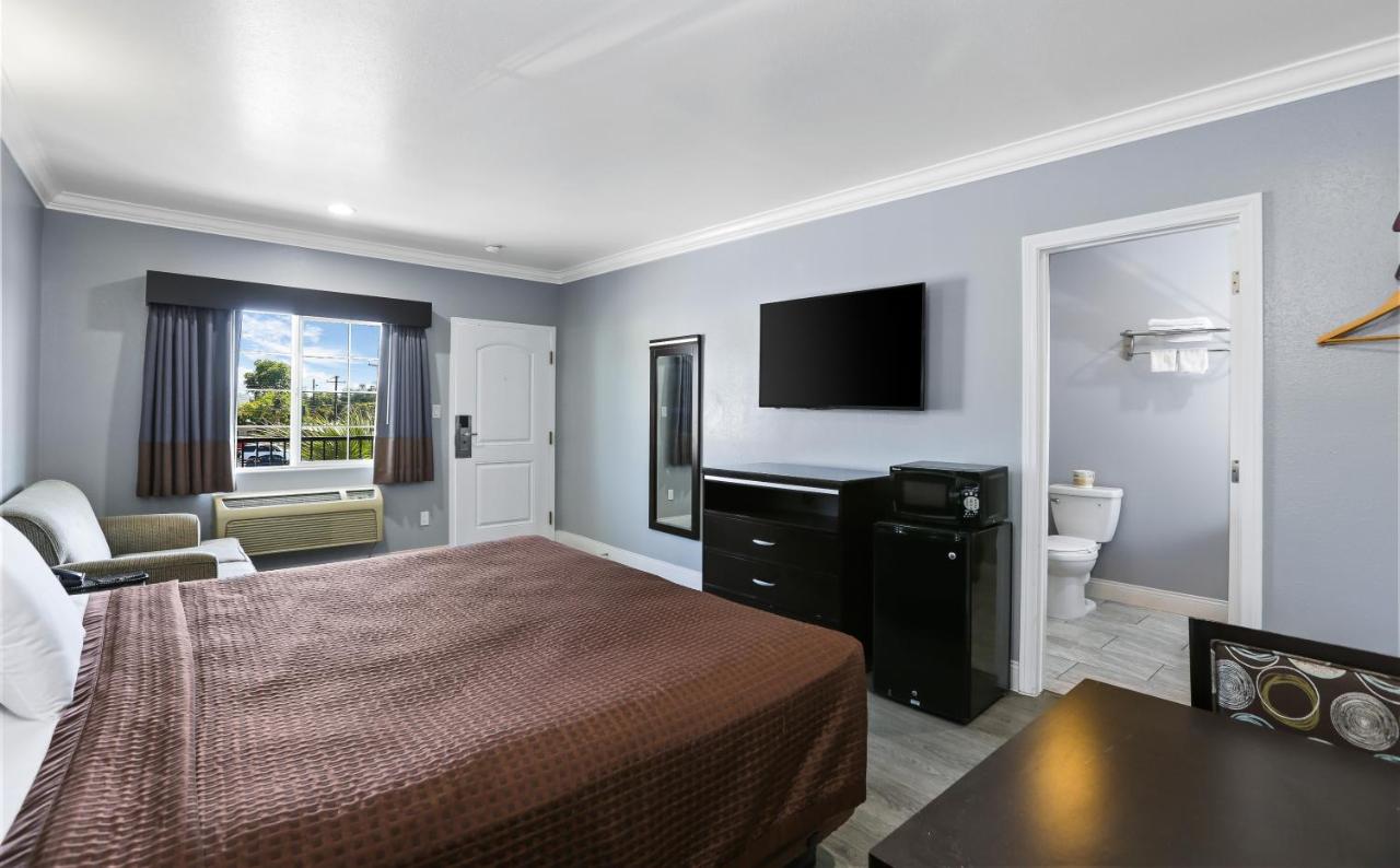 Deluxe King Room at 3rd Avenue Inn