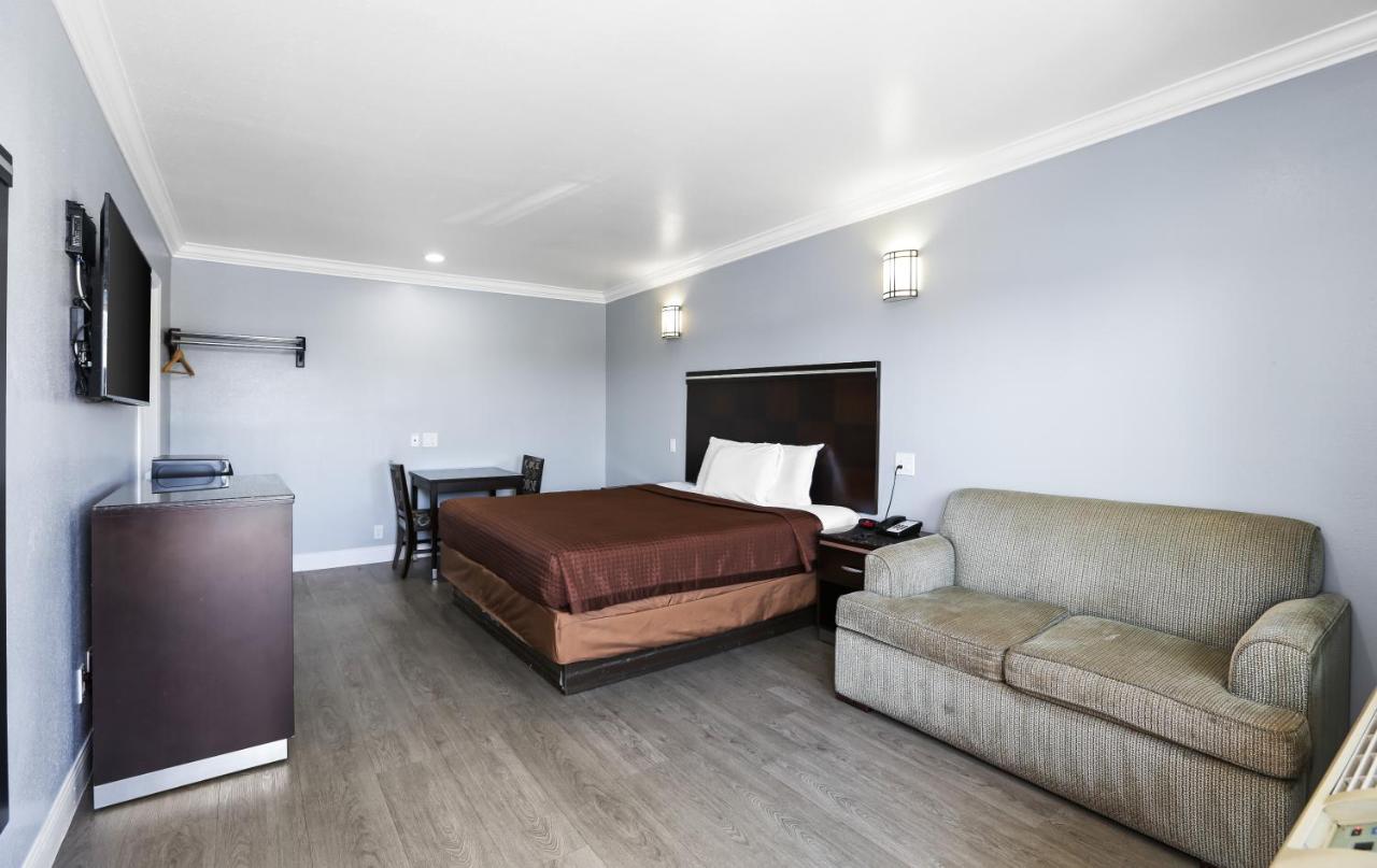 Deluxe King Room at 3rd Avenue Inn