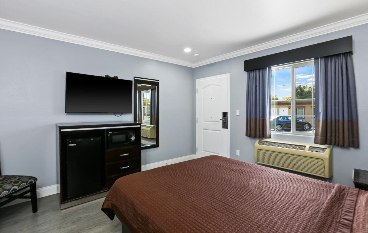 Queen Room - Disability Access at 3rd Avenue Inn
