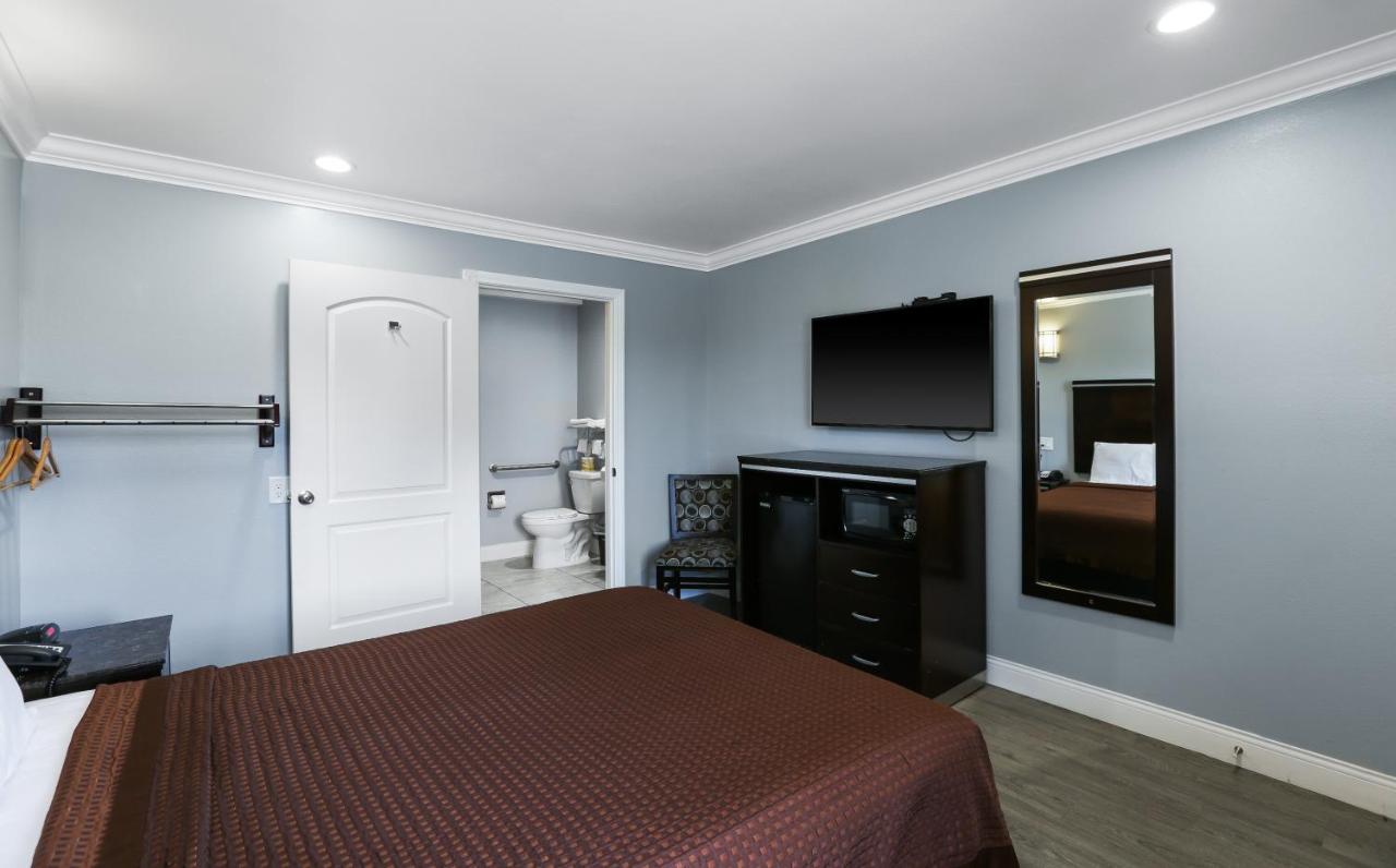 Queen Room - Disability Access at 3rd Avenue Inn