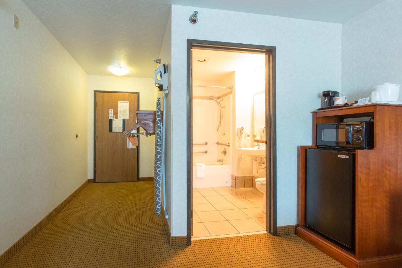 King Room with Accessible Tub - Accessible/Non-Smoking at Quality Inn & Suites University