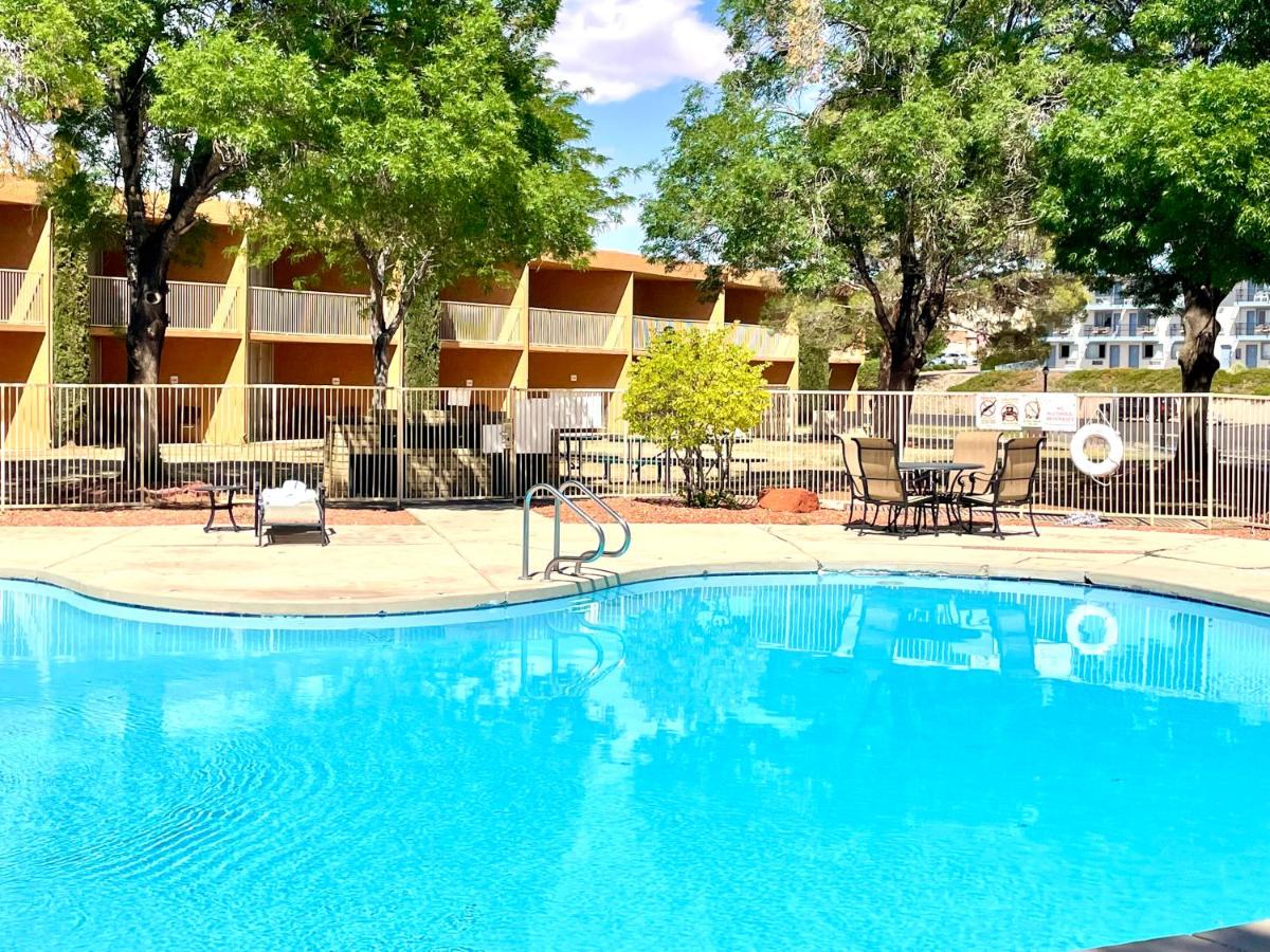 Standard Queen Room with Two Queen Beds and Balcony - Non-Smoking/Pool View/No Pets Allowed at Quality Inn View of Lake Powell - Page