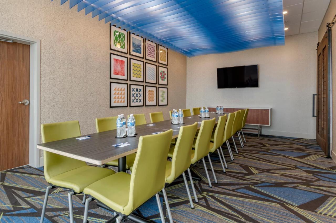 | Holiday Inn Express & Suites - Lancaster - Mount Joy, an IHG Hotel