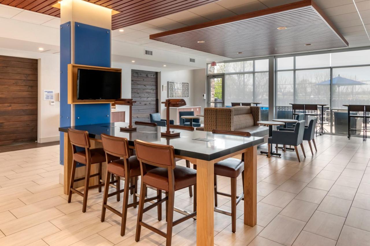 | Holiday Inn Express & Suites - Lancaster - Mount Joy, an IHG Hotel