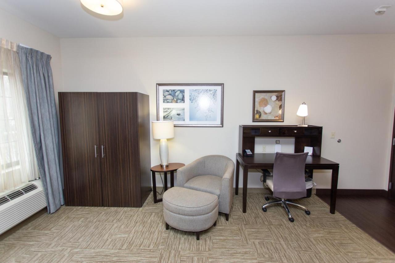 Queen Studio Suite - Disability Access with Bathtub/Non-Smoking at Staybridge Suites Bowling Green by IHG