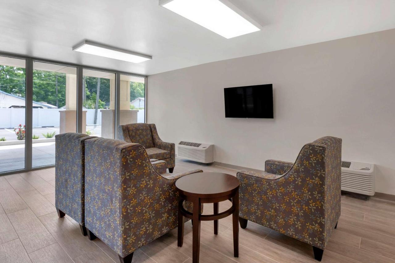 | Quality Inn Saint Petersburg North-Tampa Bay