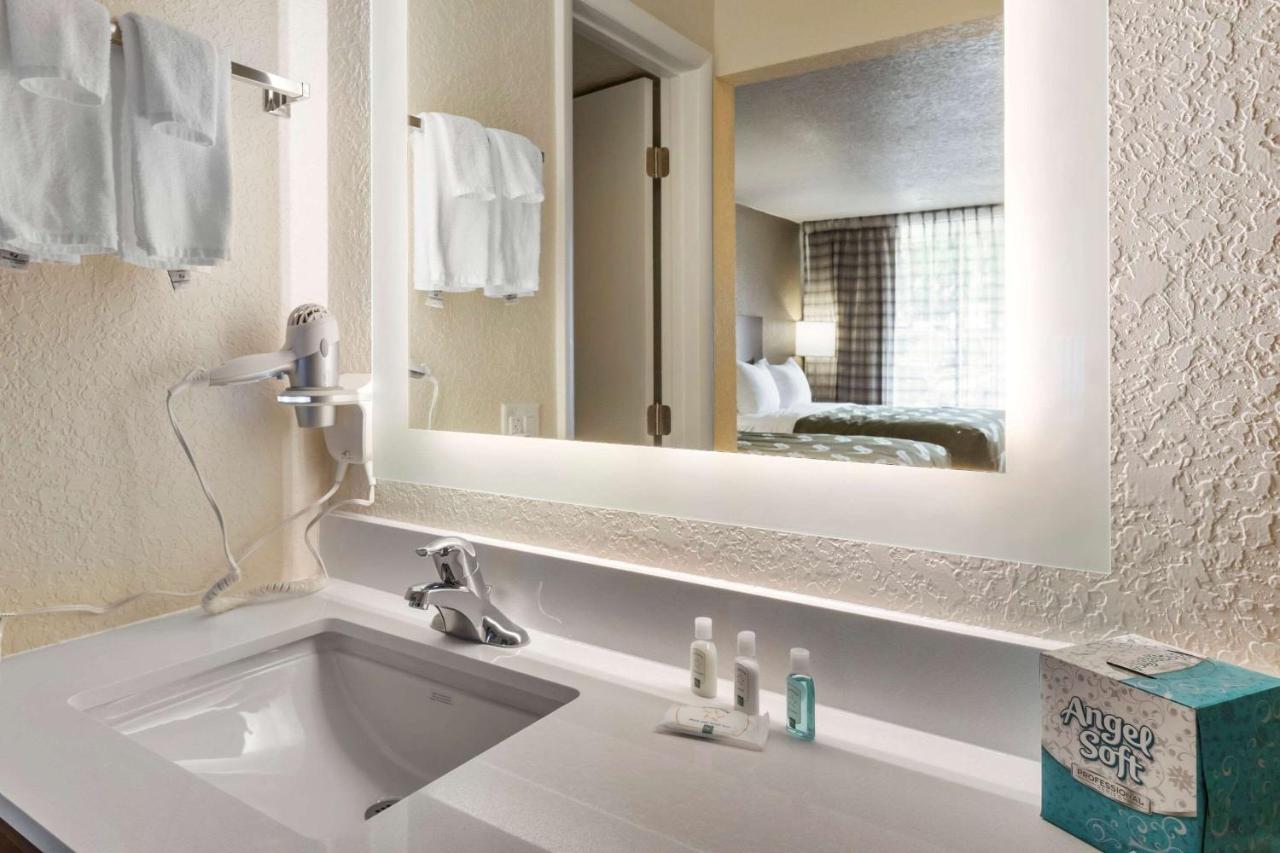 | Quality Inn Saint Petersburg North-Tampa Bay