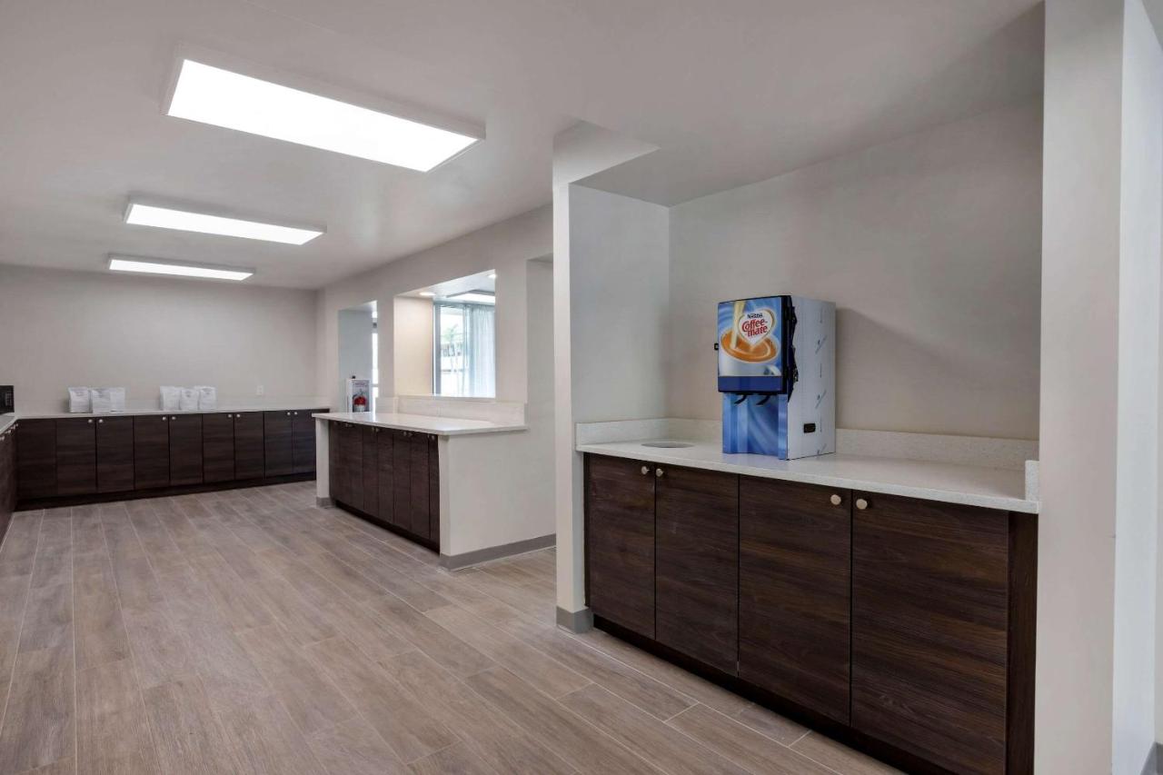 | Quality Inn Saint Petersburg North-Tampa Bay