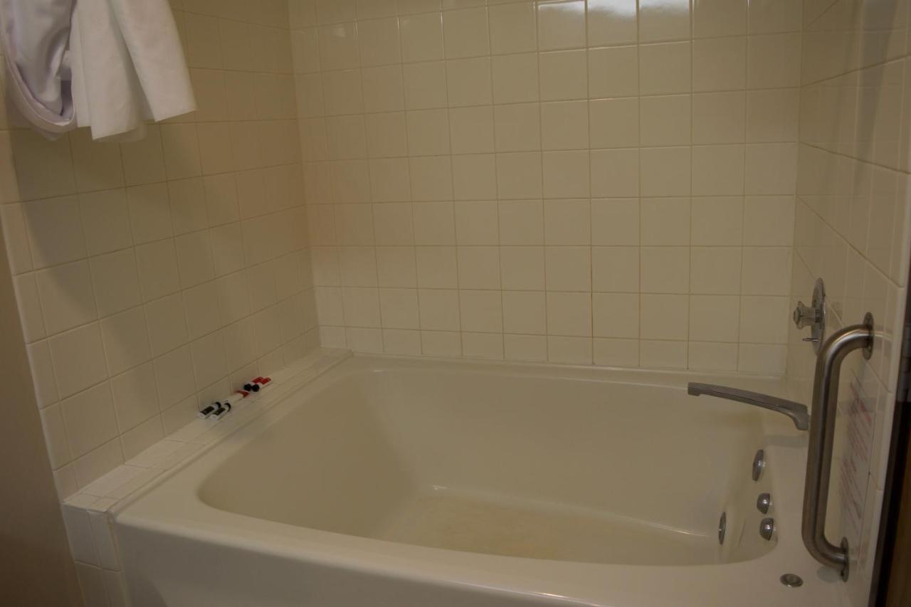 | AmeriVu Inn and Suites Shawano WI