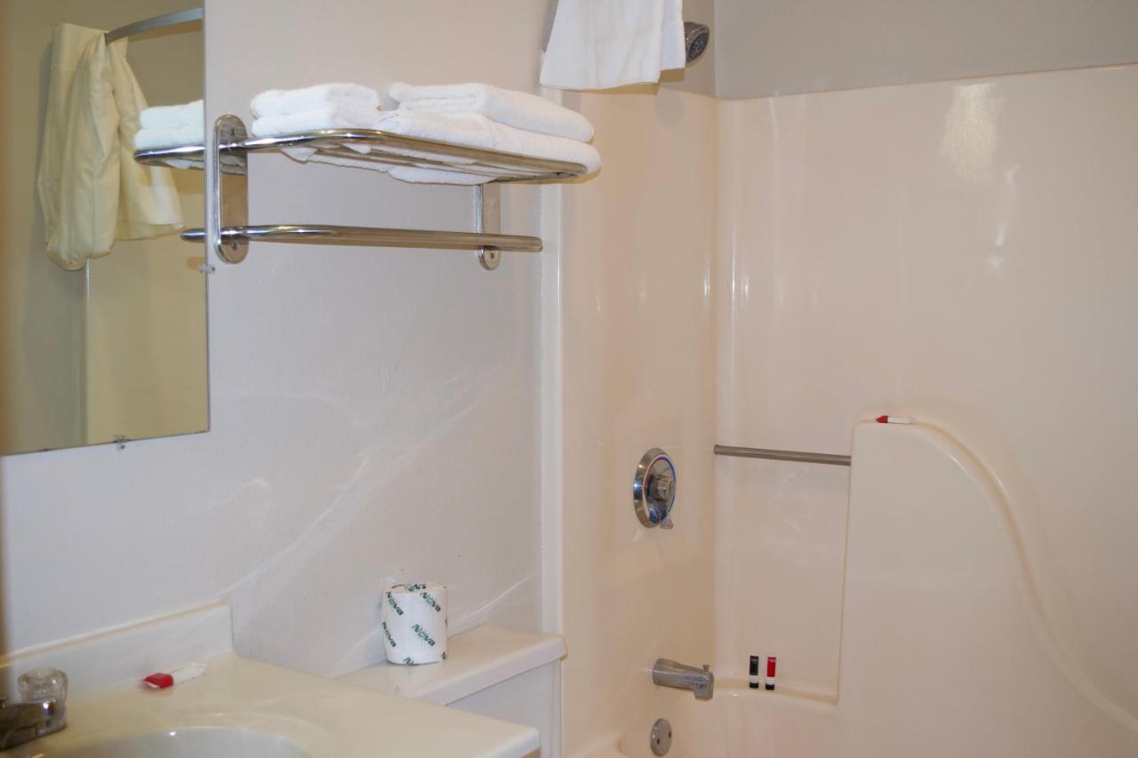 | AmeriVu Inn and Suites Shawano WI