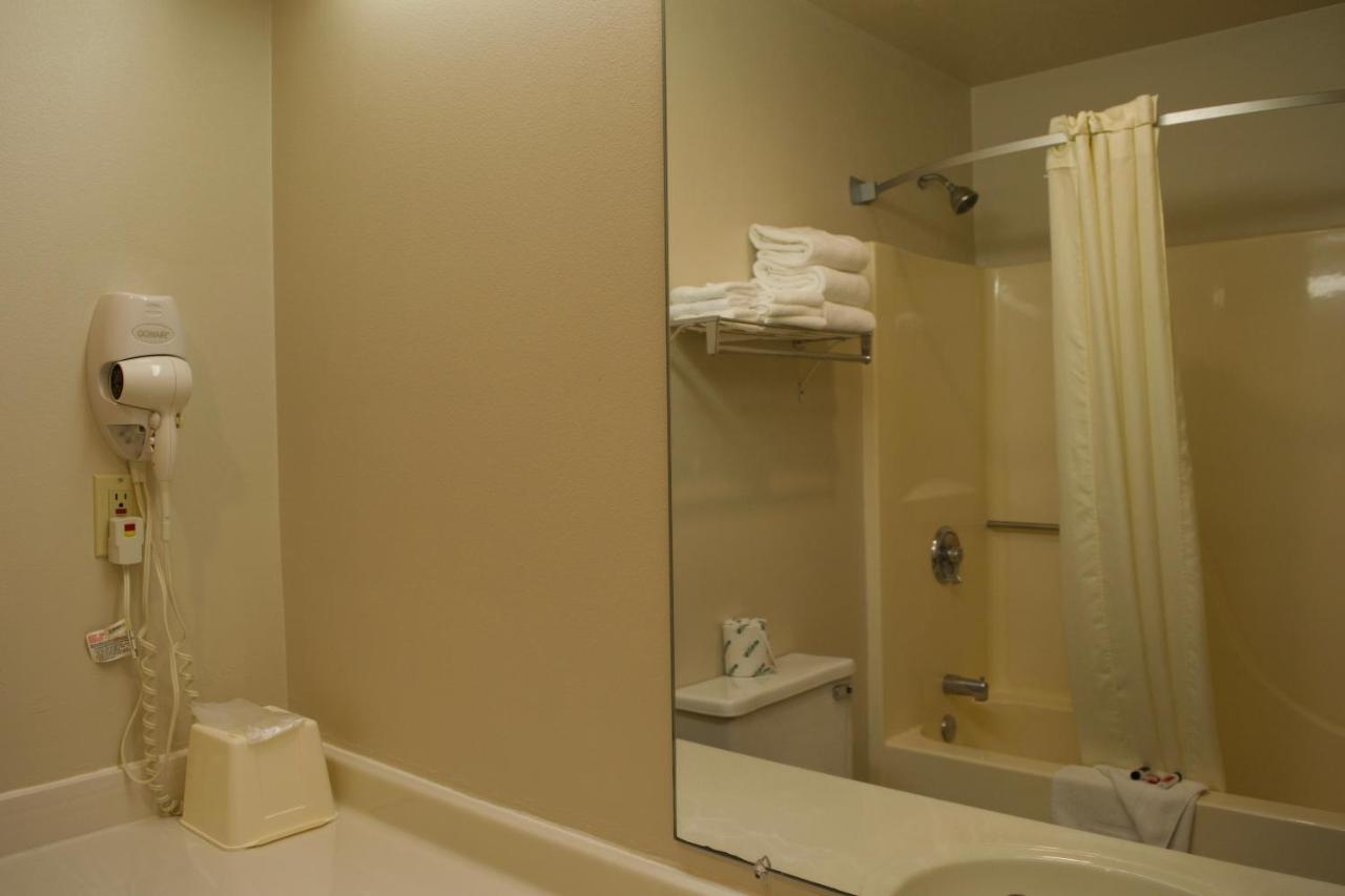 | AmeriVu Inn and Suites Shawano WI