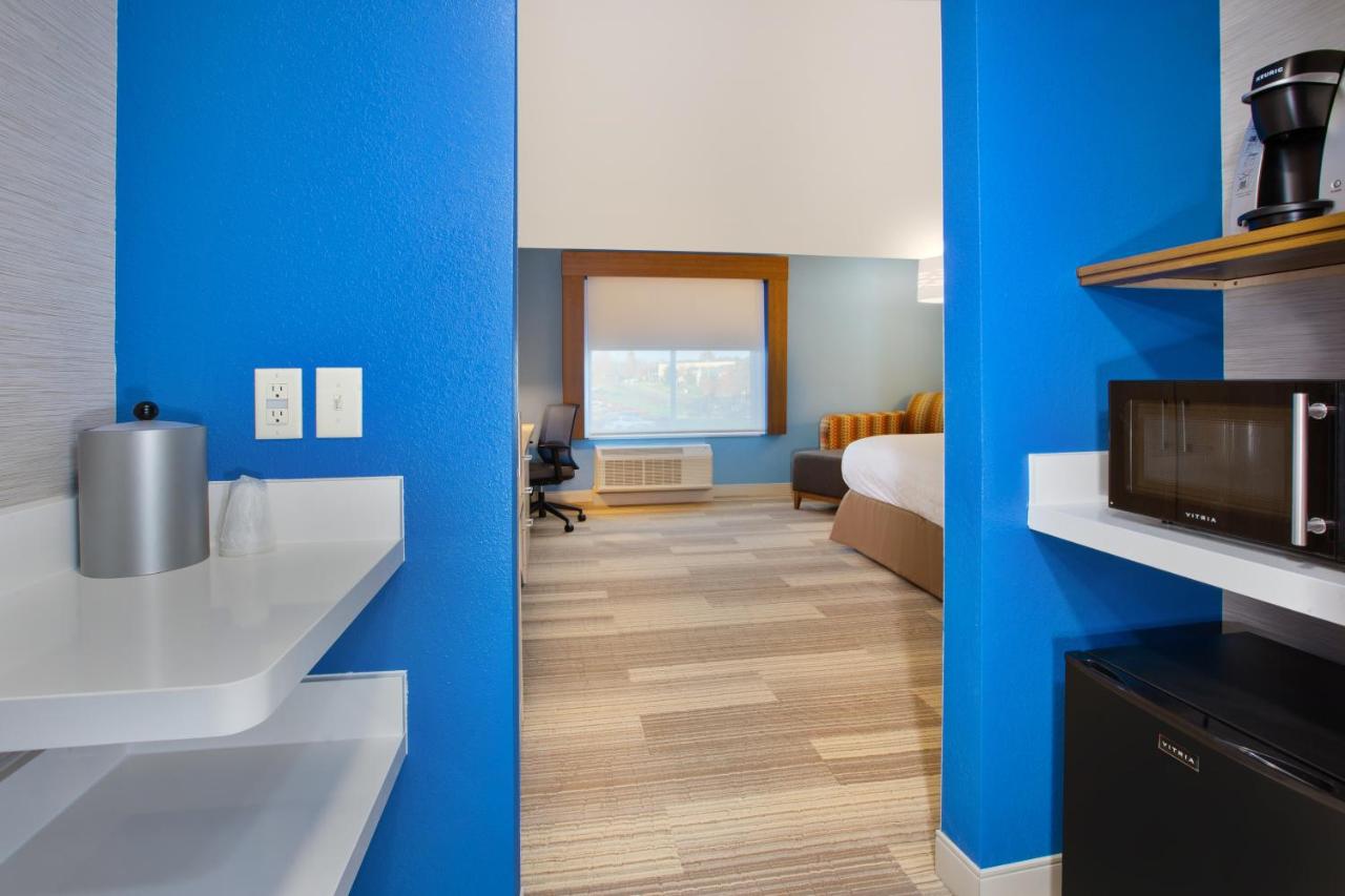 King Room - Hearing Accessible - Roll-in Shower at Holiday Inn Express & Suites Wooster by IHG