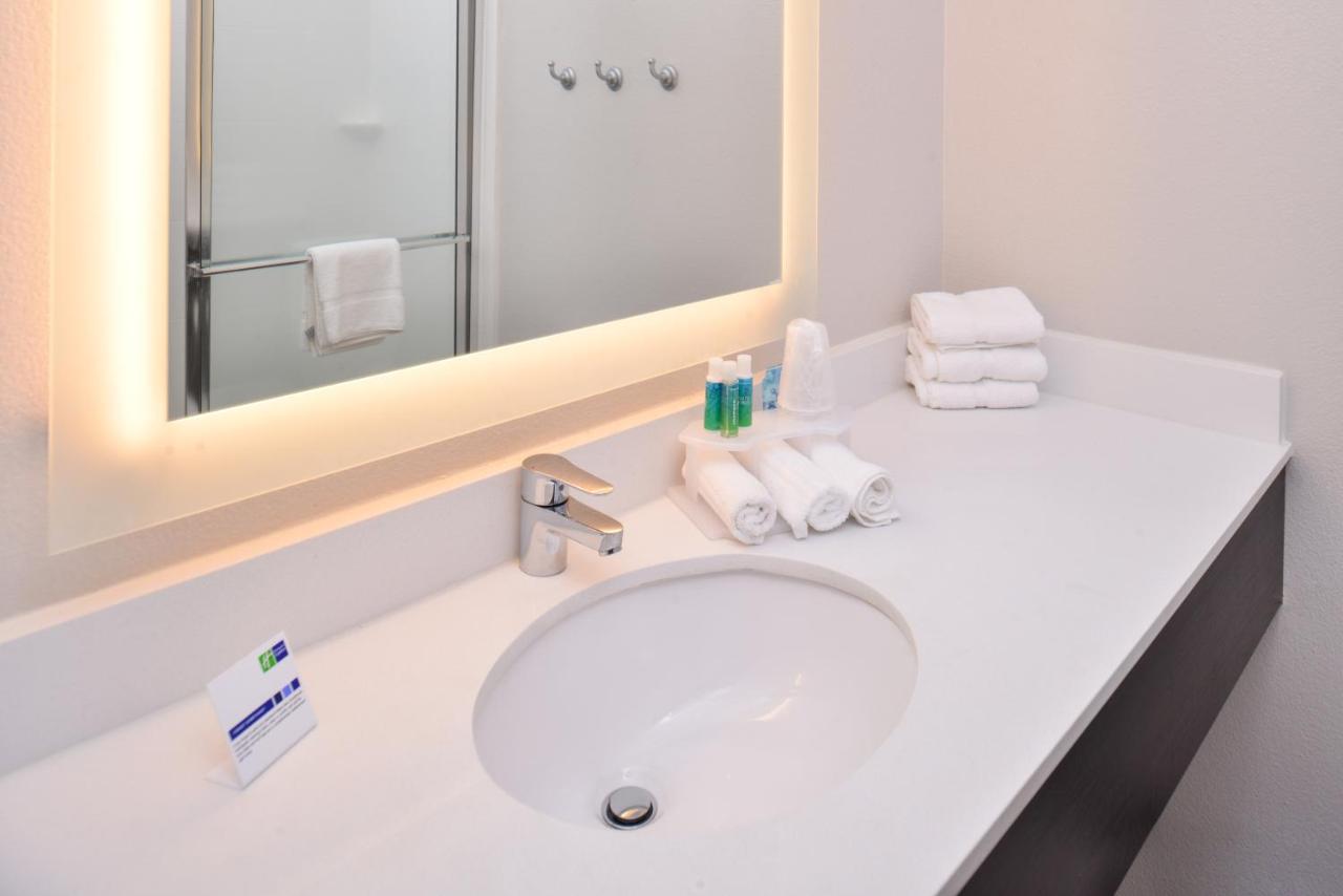 Leisure King Room - Non-Smoking at Holiday Inn Express & Suites Corpus Christi - N Padre Island by IHG