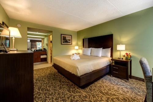 Room #33162039 at Glenstone Lodge