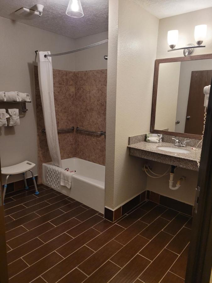 King Room - Disability Access/Non-Smoking at Days Inn by Wyndham Tucumcari