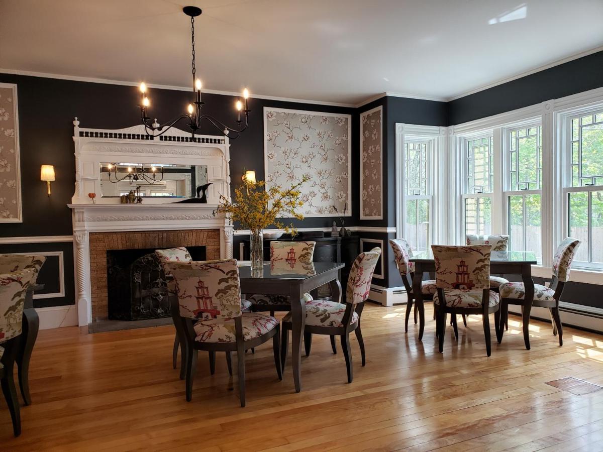 | Sand Bar Cottage Inn
