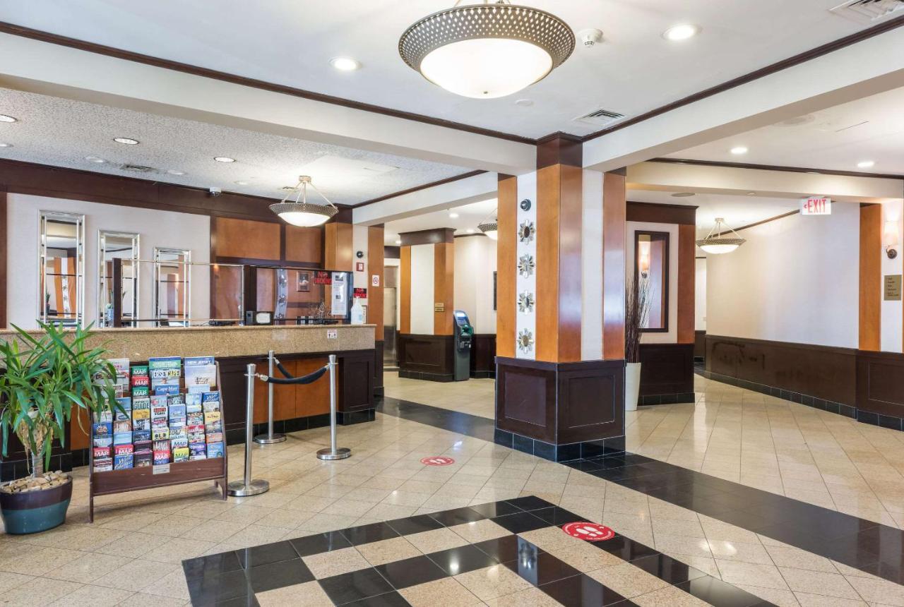 | Clarion Hotel & Suites Mount Laurel
