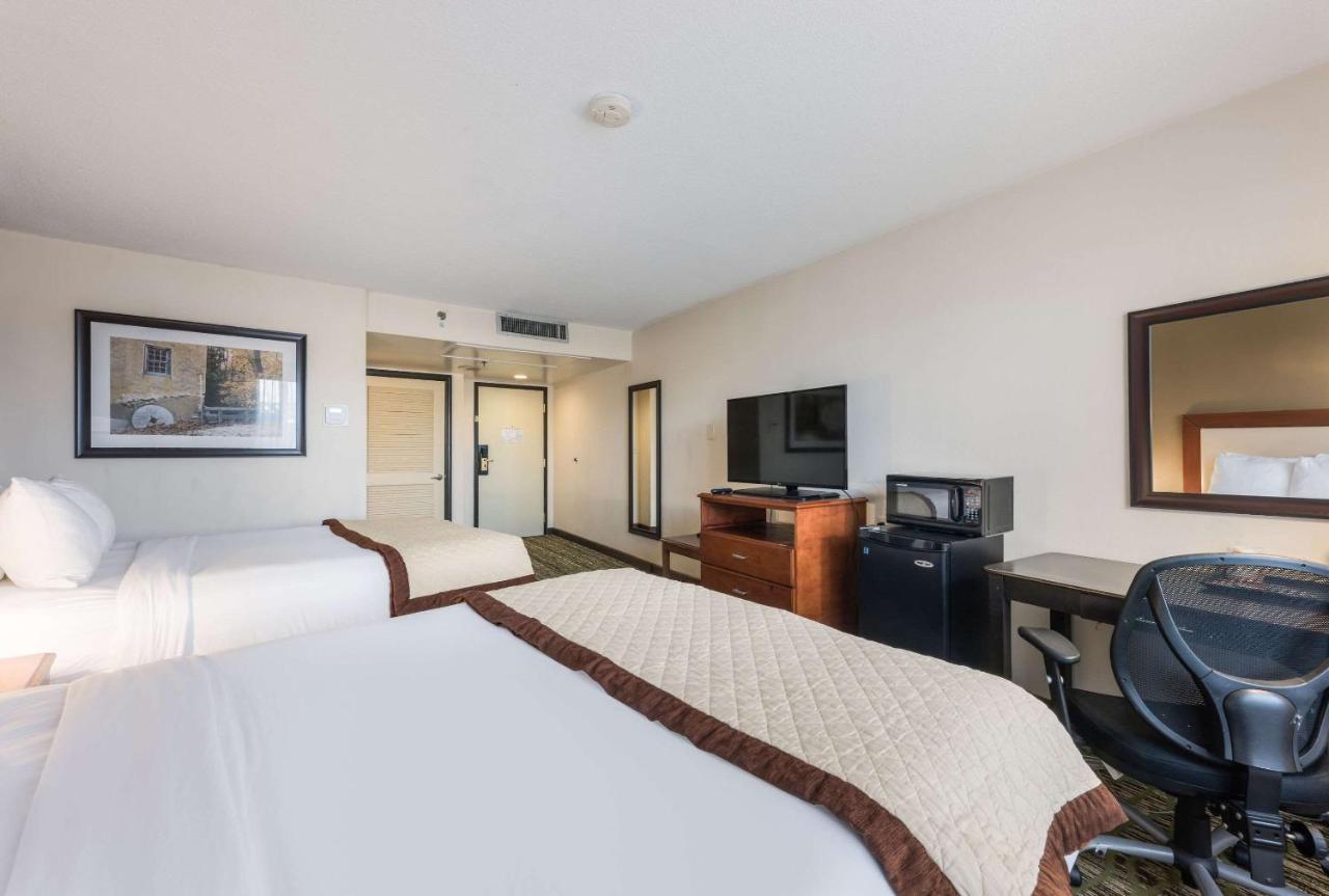 | Clarion Hotel & Suites Mount Laurel