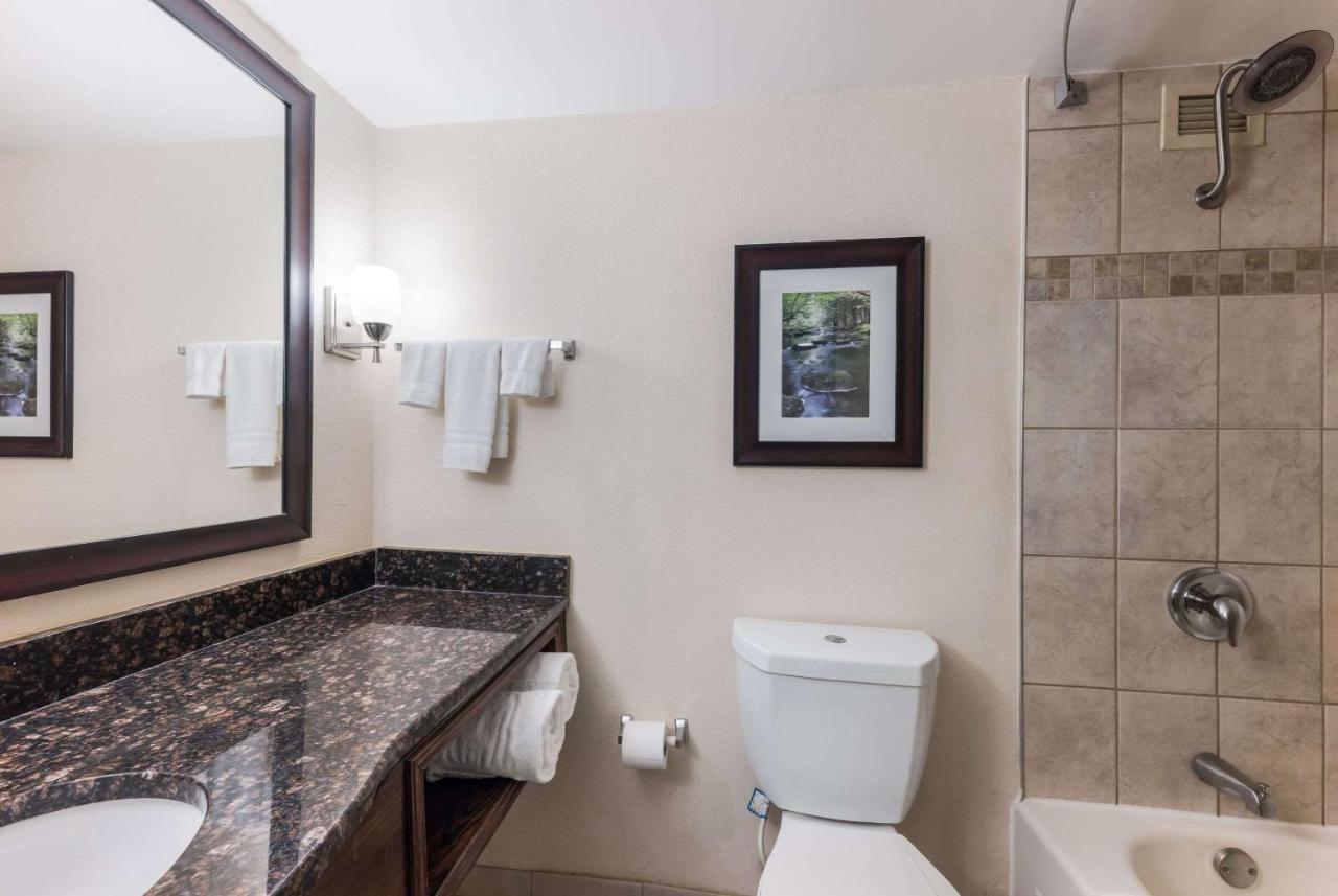 | Clarion Hotel & Suites Mount Laurel