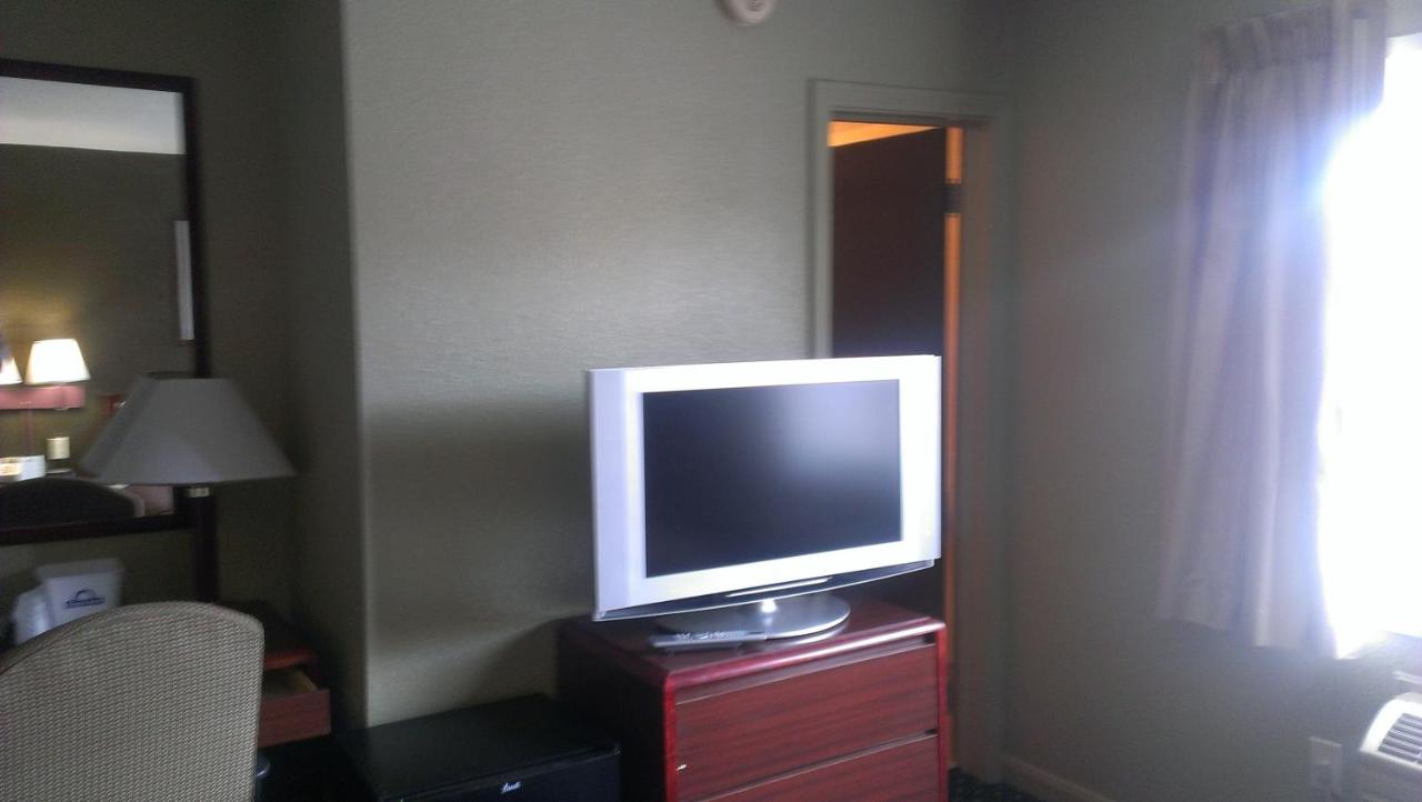 Queen Room - Disability Access/Non-Smoking at Days Inn by Wyndham Cleveland Lakewood