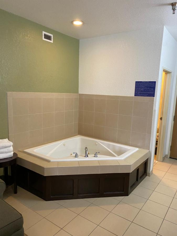 King Room with Spa Bath - Non-Smoking at Best Western Celina