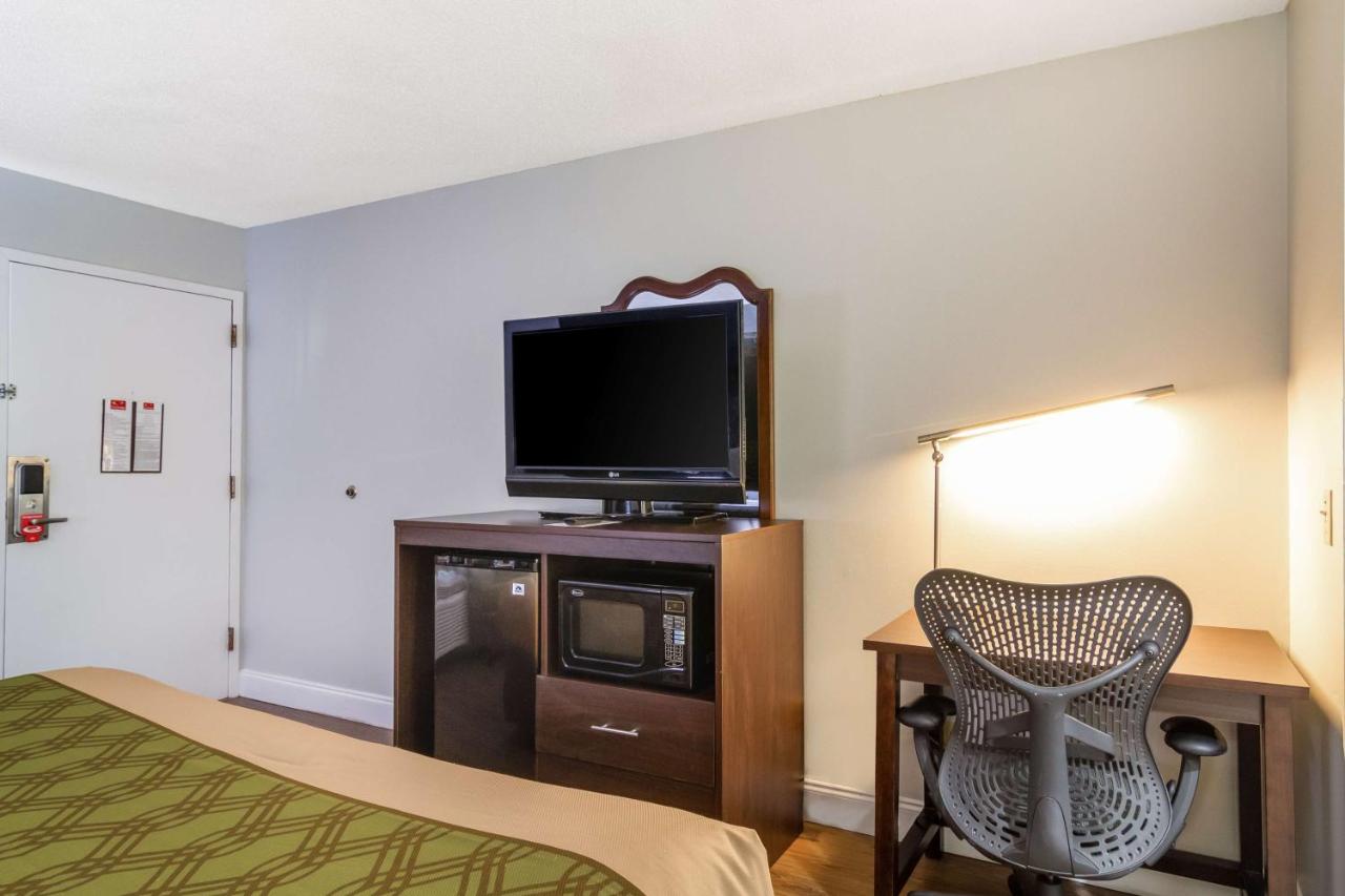 King Room - Smoking at SureStay Hotel by Best Western Brunswick