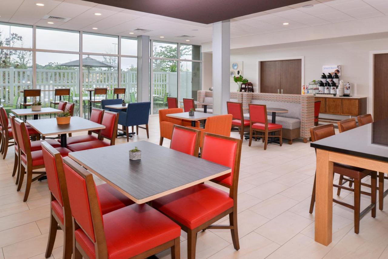 | Holiday Inn Express & Suites St. Petersburg - Madeira Beach, an IHG Hotel