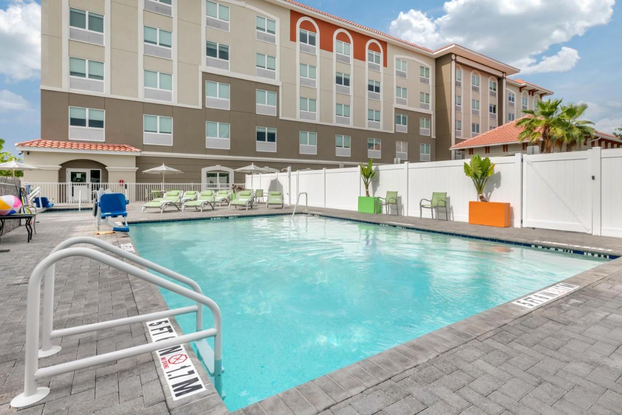 | Holiday Inn Express & Suites St. Petersburg - Madeira Beach, an IHG Hotel