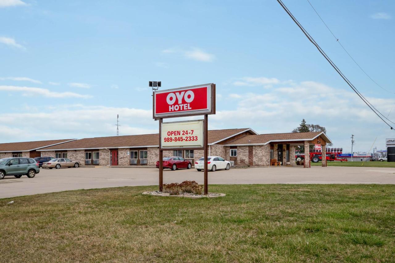 | OYO Hotel Chesaning Route 52 & Hwy 57