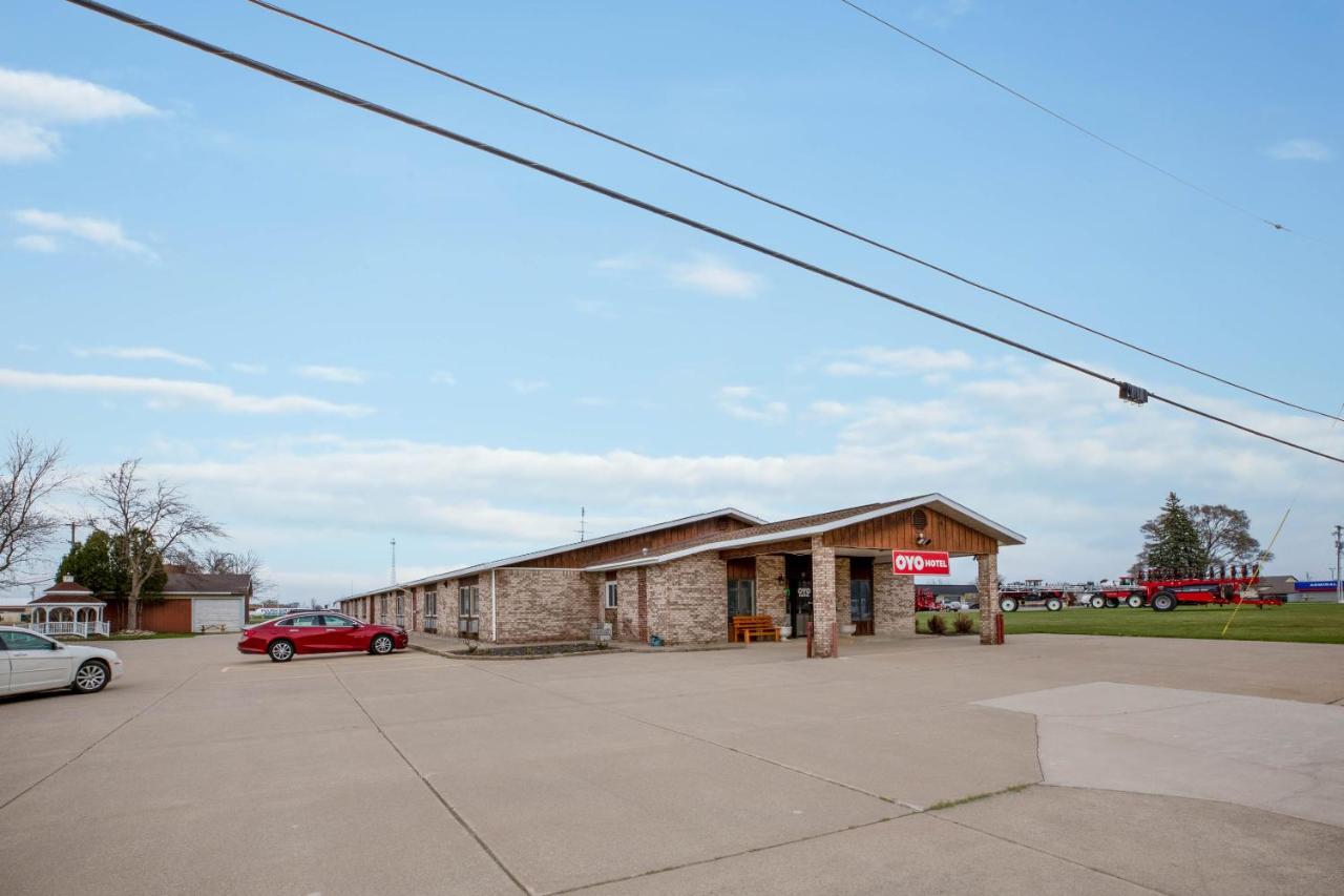 | OYO Hotel Chesaning Route 52 & Hwy 57
