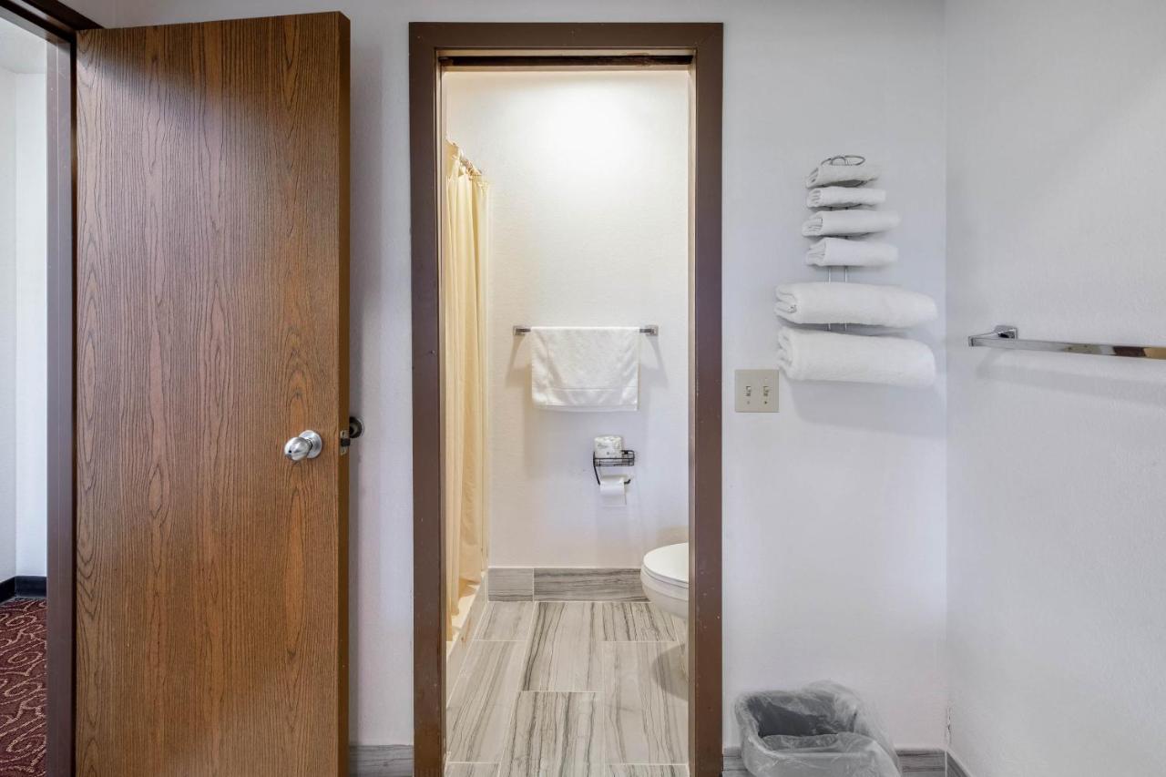 | OYO Hotel Chesaning Route 52 & Hwy 57