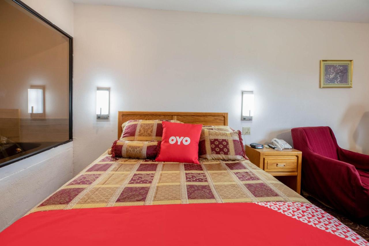 | OYO Hotel Chesaning Route 52 & Hwy 57