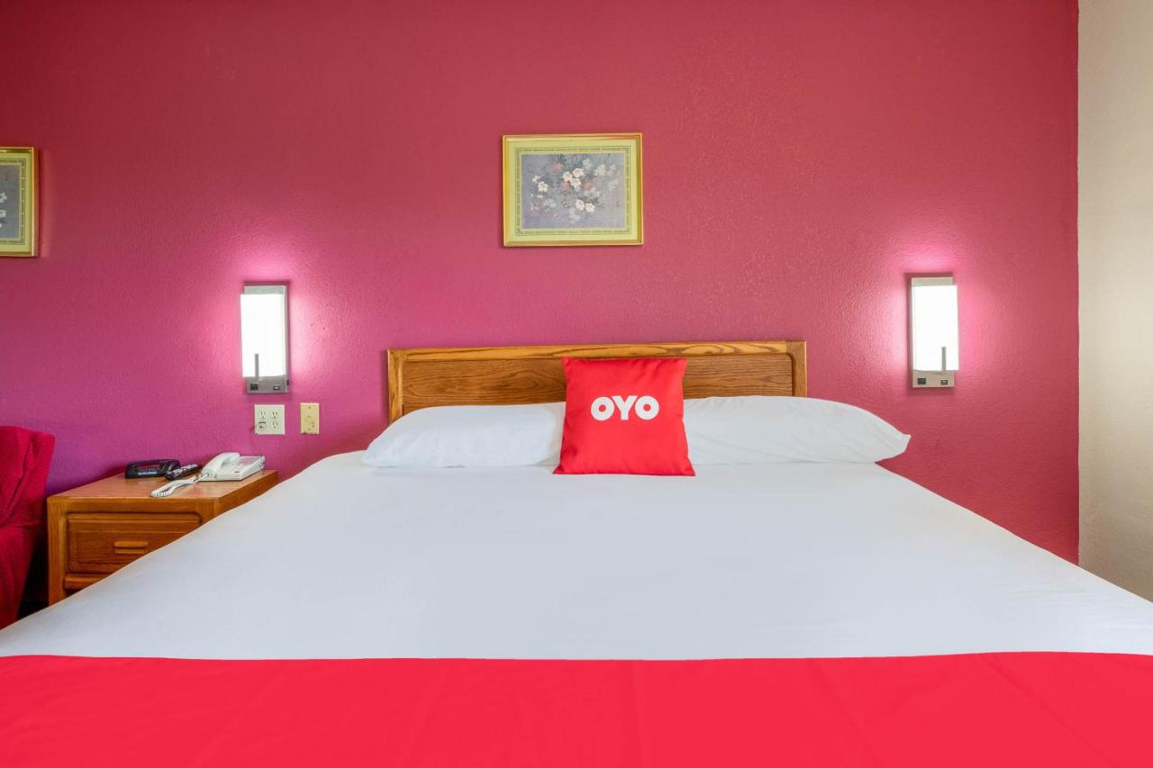 | OYO Hotel Chesaning Route 52 & Hwy 57